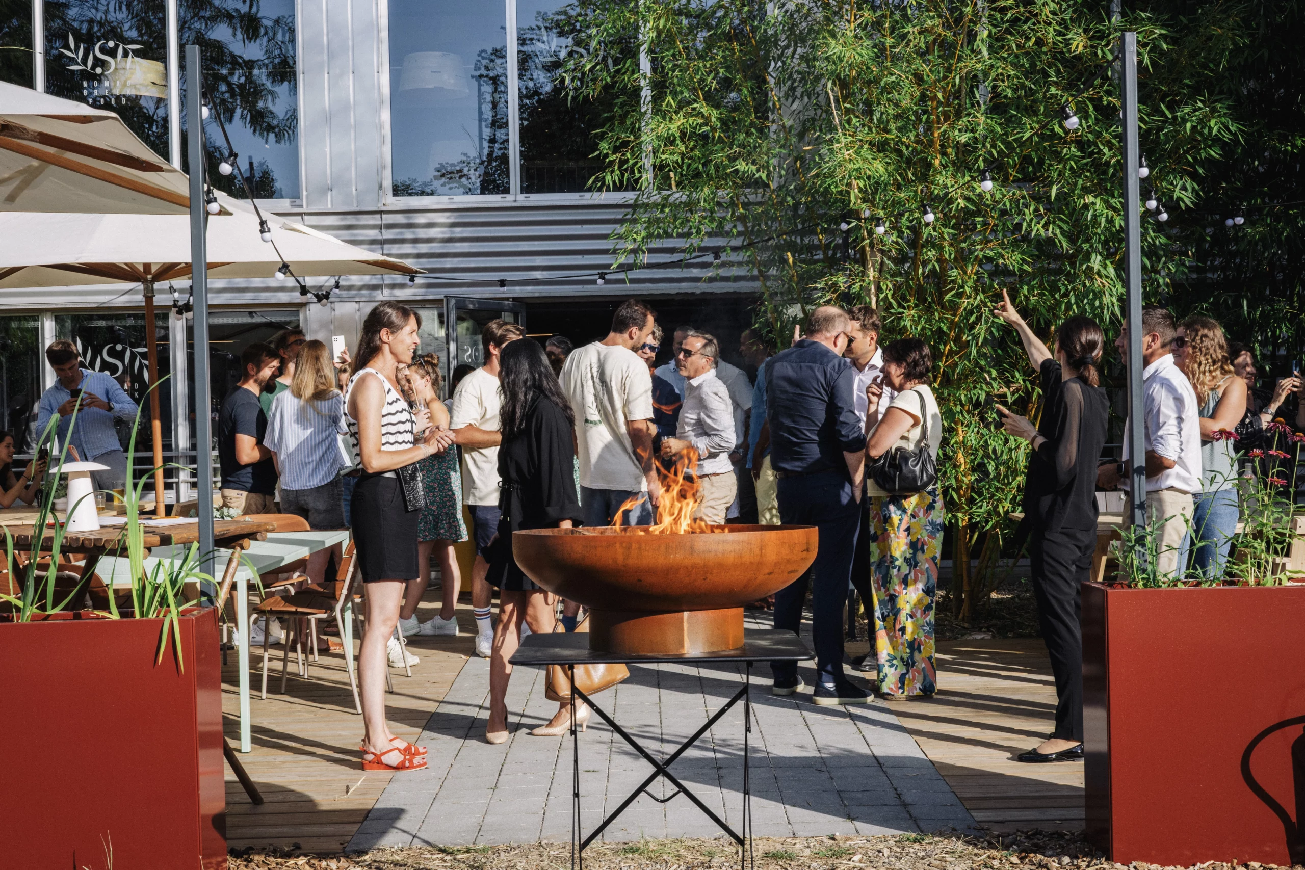Grande terrasse ensoleillée entre amis