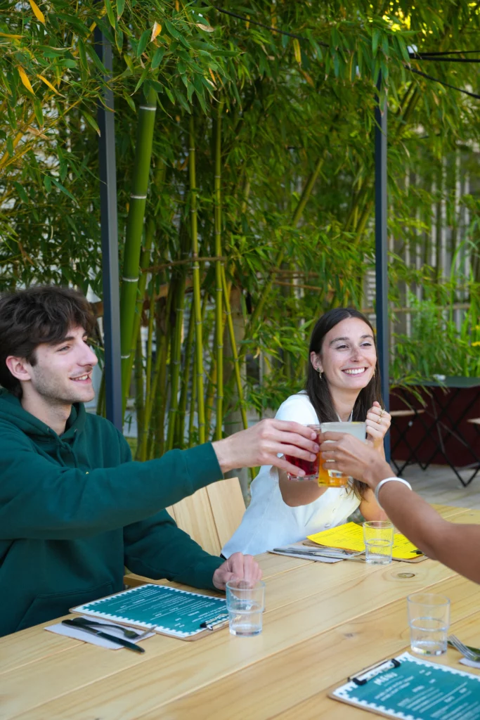 Terrasse ensoleillée entre amis