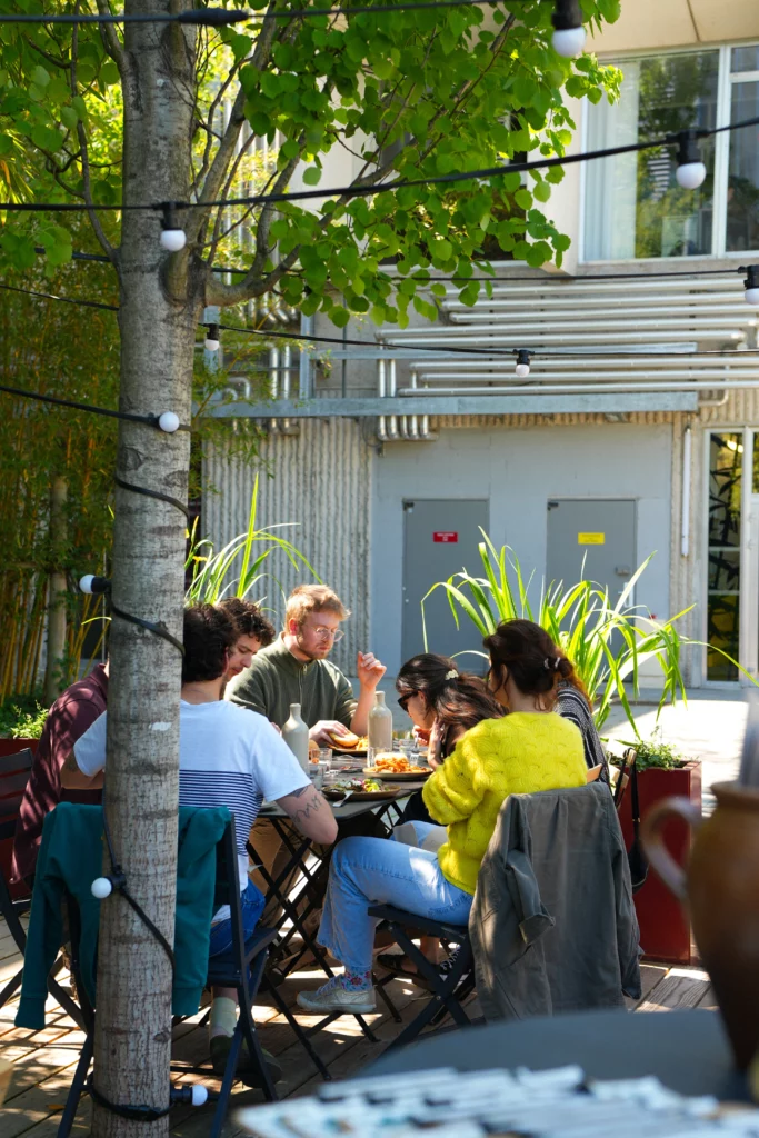 Terrasse ensoleillée entre amis à Bègles