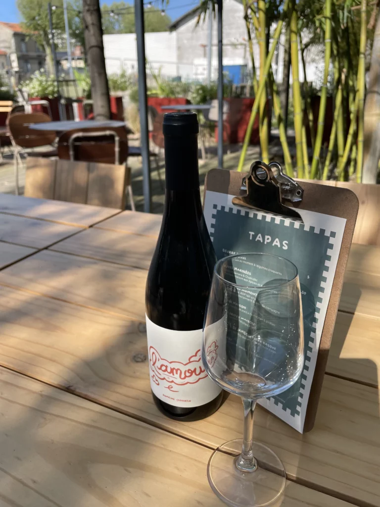 Bouteille de vin nature et carte de tapas