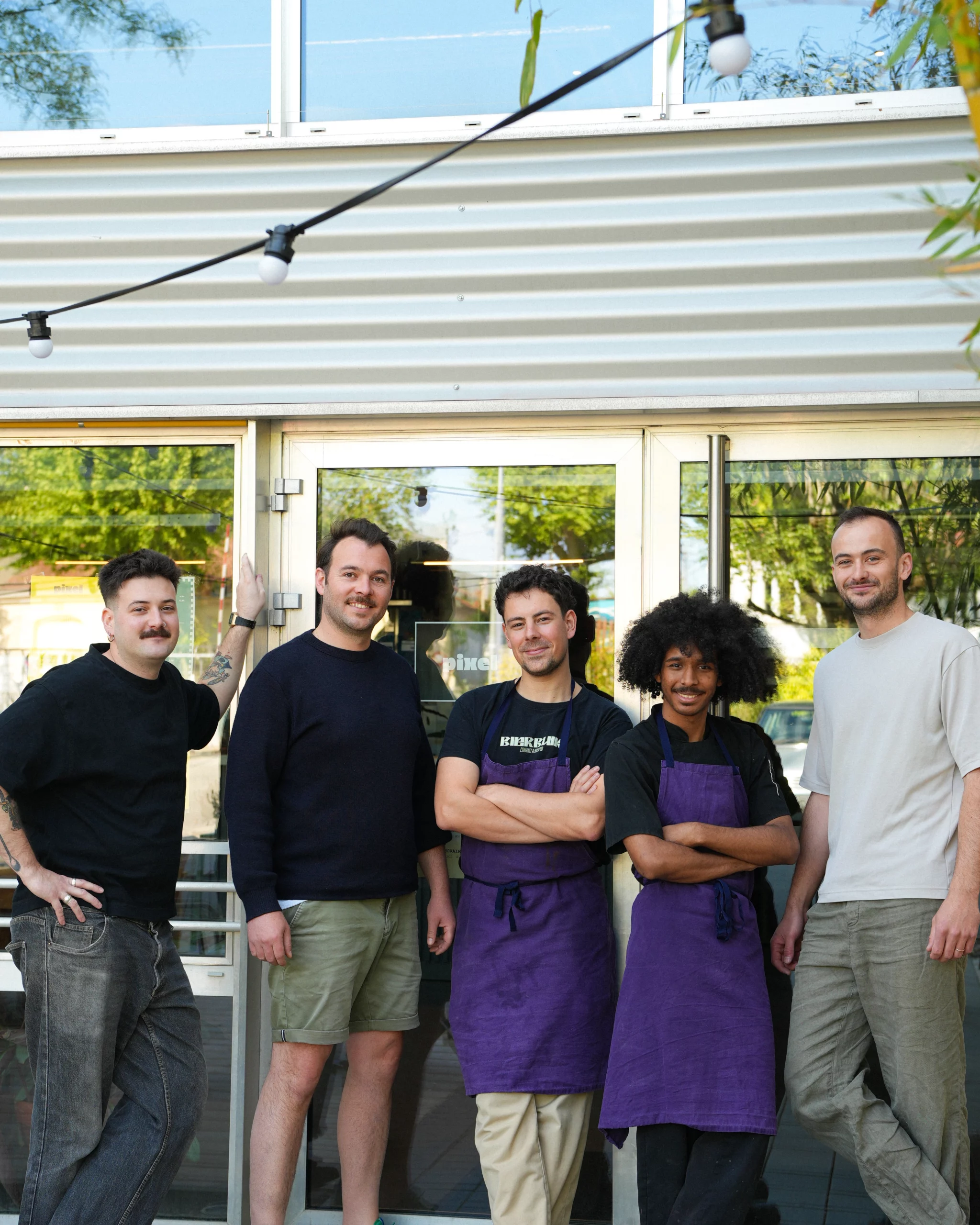 Toute l'équipe de Pixel. Les cuisiniers et les serveurs